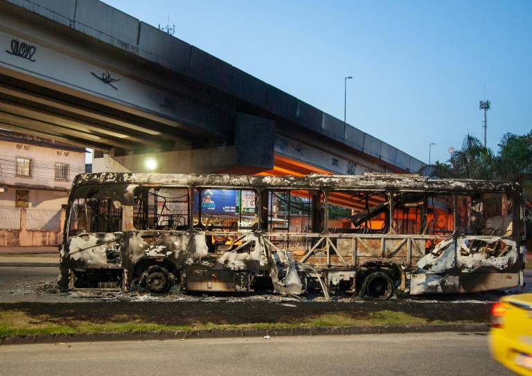  Outlaw militias torch 35 buses in Rio after crime boss is killed