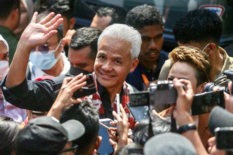  Indonesia’s three-way presidential race set as deadline nears