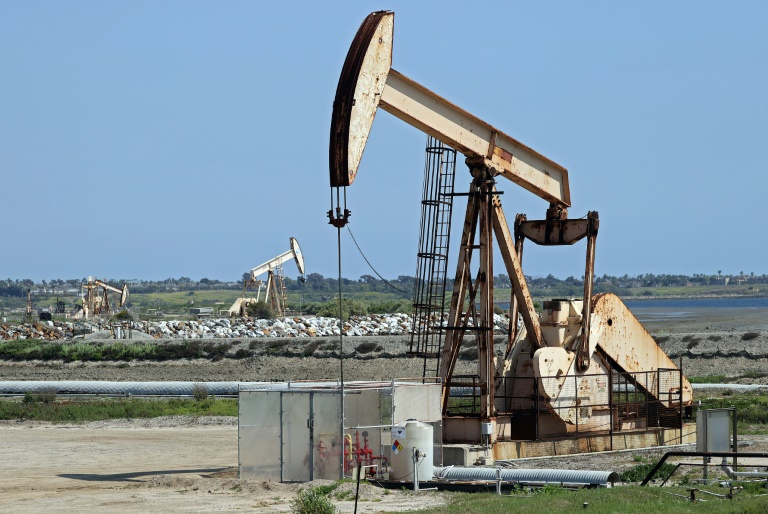  Stocks slide, oil holds gains on Middle East, economy concerns