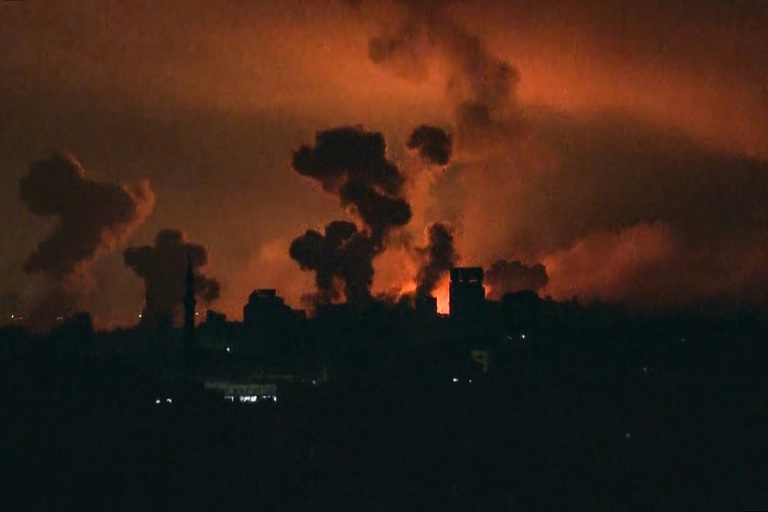  Israel pummels Gaza with strikes as it expands ground operations