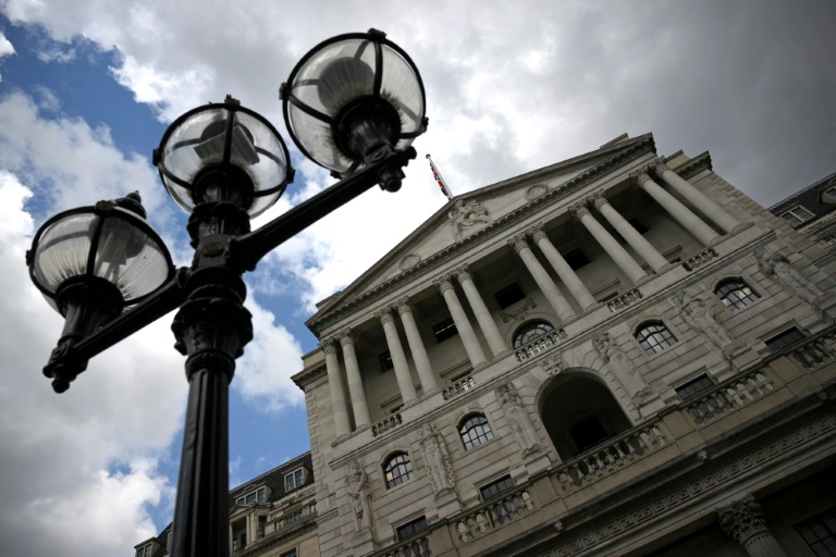  BoE freezes rate, rules out cuts any time soon