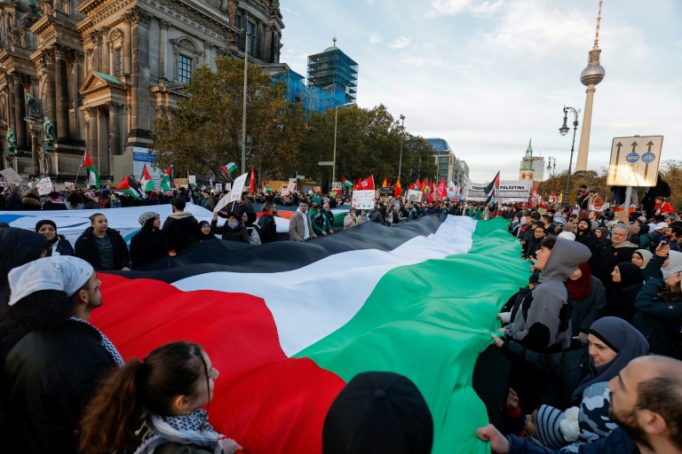  Thousands march in Europe and Iran protests for Palestinians