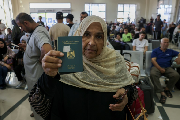  Hundreds line up in Gaza to flee through Egypt crossing