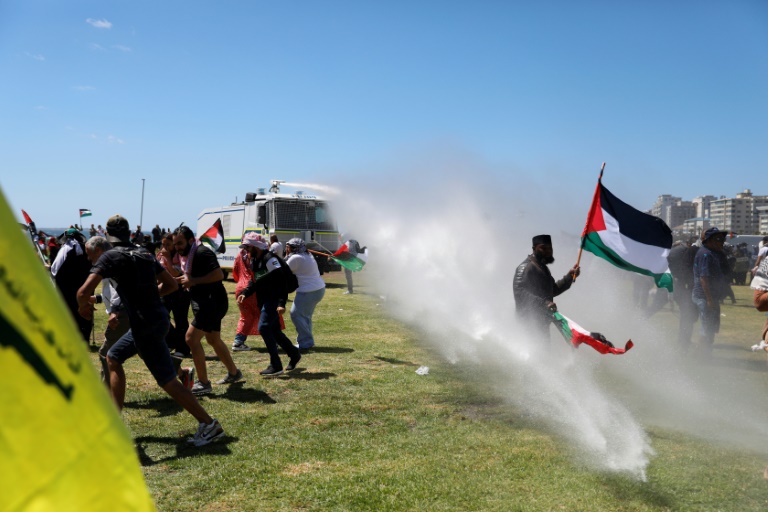  Pro-Israel and pro-Palestinian groups clash in S. Africa