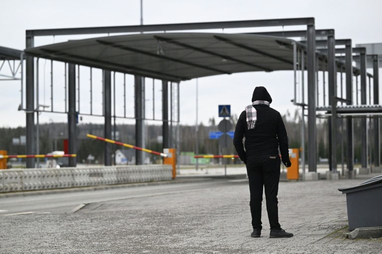  Finland to close border crossings with Russia over migrant influx