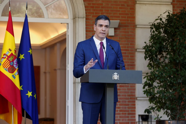  Spanish PM keeps most ministers in new cabinet