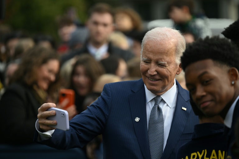  With X’s Musk under fire, Biden joins rival Threads