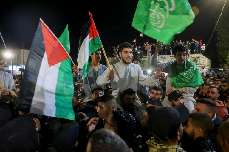  Joy and defiance as Israel frees Palestinian prisoners