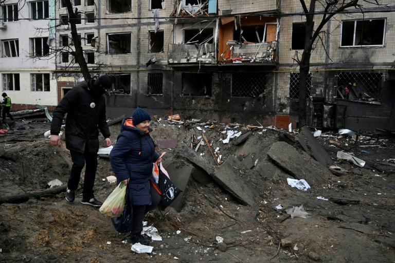  Strikes on Kyiv wound dozens as Ukraine pleads for aid