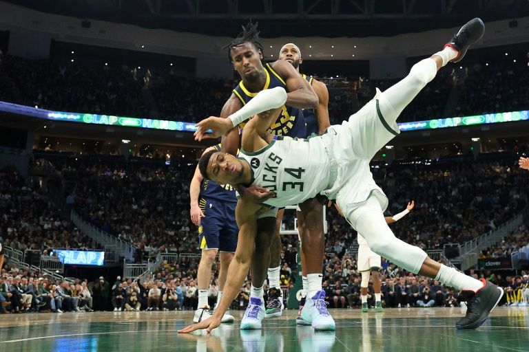  Antetokounmpo scores 64 in stormy Bucks win, Lakers down Spurs