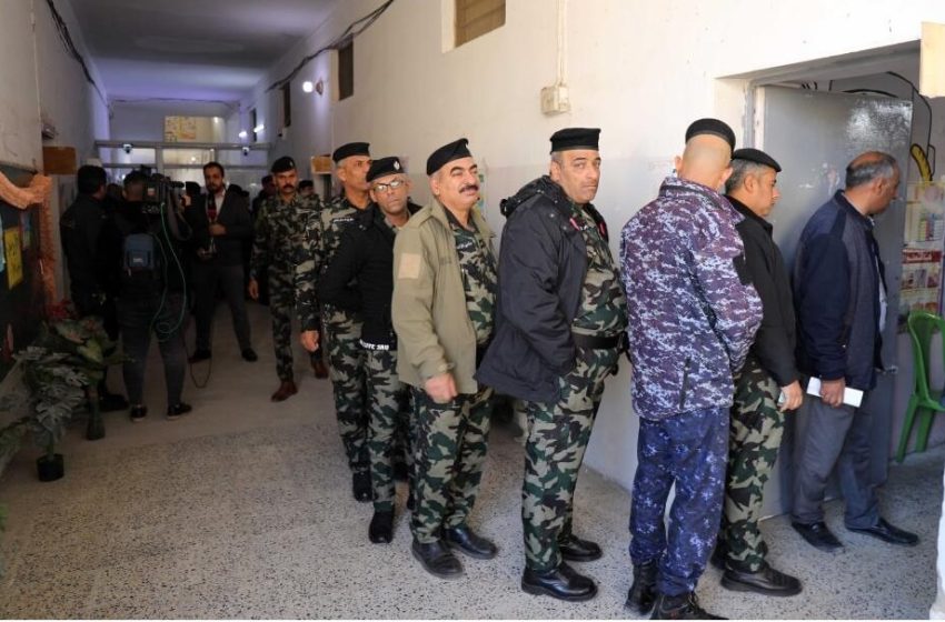  Iraqi security personnel cast their votes in provincial elections