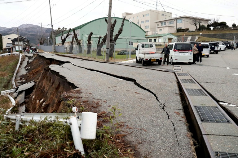  Major Japan quake kills six, triggers tsunami waves