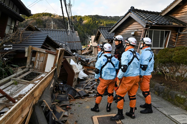  Japan quake toll rises to 55 as weather hampers rescuers