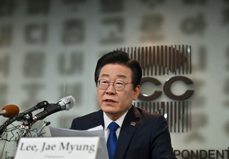  Stabbed S. Korean opposition leader calls for ‘end to warlike politics’
