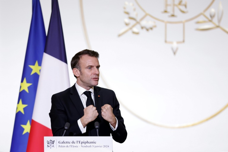  Macron demands ‘revolutionary’ government but few new faces