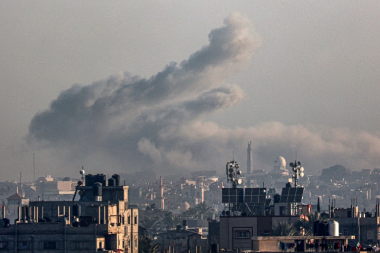  Israel pounds Gaza as fears grow of widening war