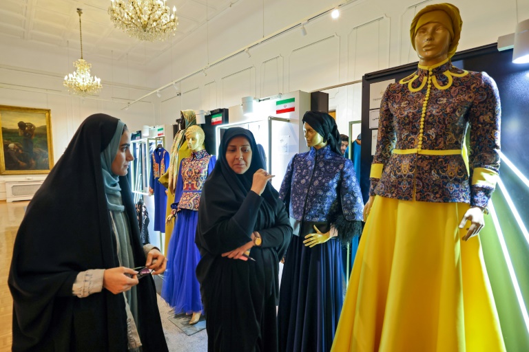  Iran plays on colour at fashion exhibition