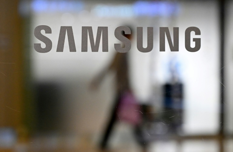  Samsung says Q4 operating profits drop 34.57 percent