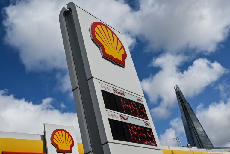  Shell profit tumbles on lower oil prices