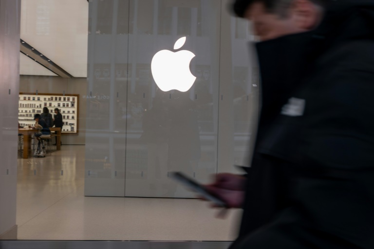  Apple promises AI innovation as China iPhone sales slip