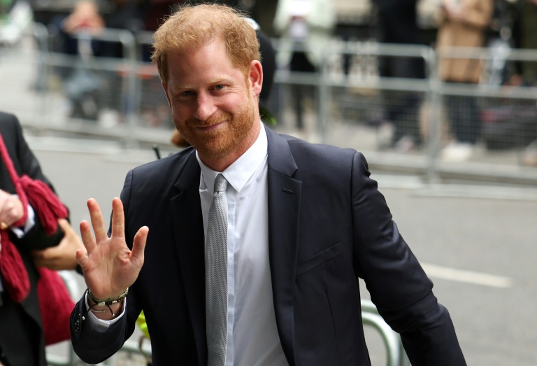  Prince Harry settles UK hacking lawsuit against Mirror tabloid