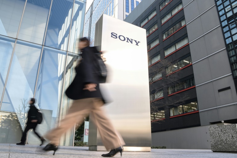  Sony hikes profit forecast but says PS5 sales to slow