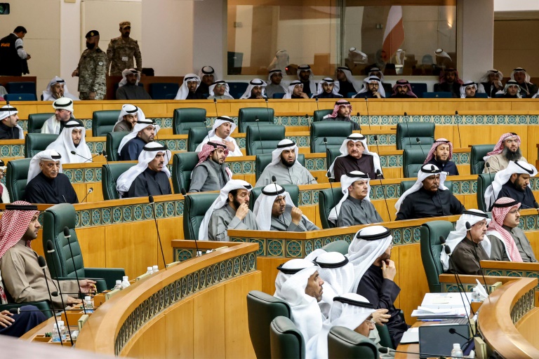  Kuwait dissolves parliament as political crisis persists