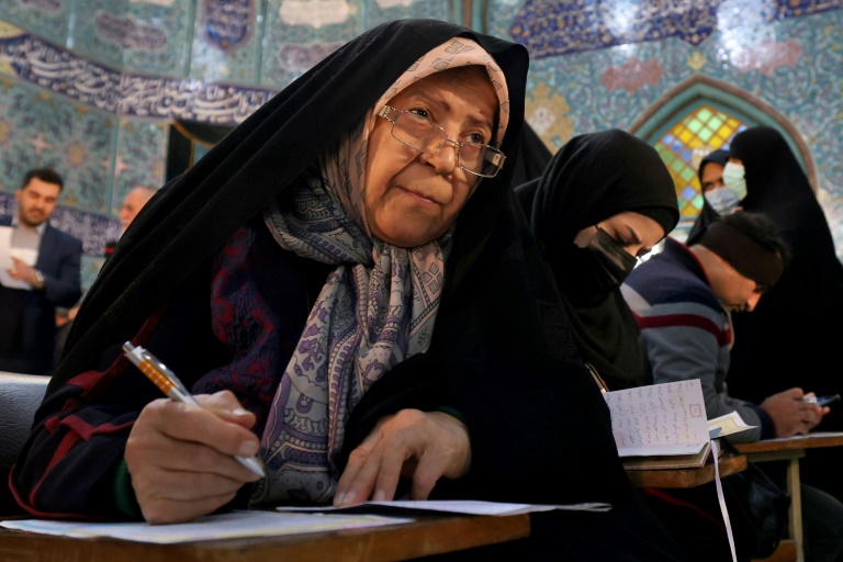  Iran counts ballots in vote seen favouring conservatives
