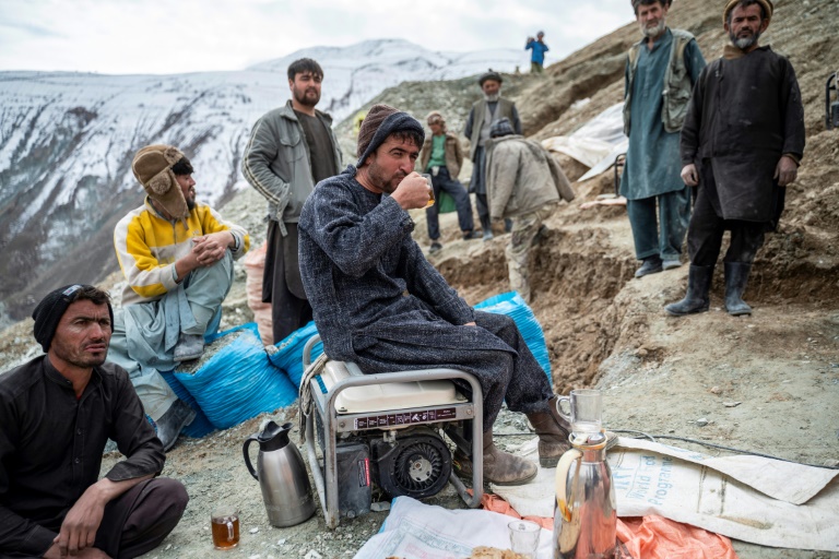  Unemployed Afghans risk death and debt in hunt for gold
