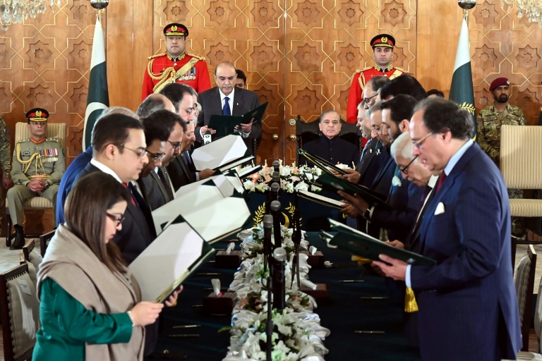  Pakistan PM appoints cabinet tasked with ending economic crisis