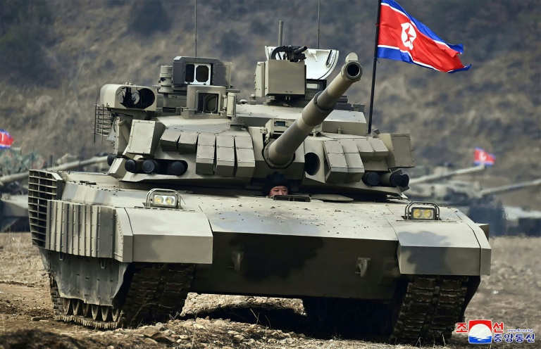  N. Korean leader unveils and ‘drives’ new battle tank