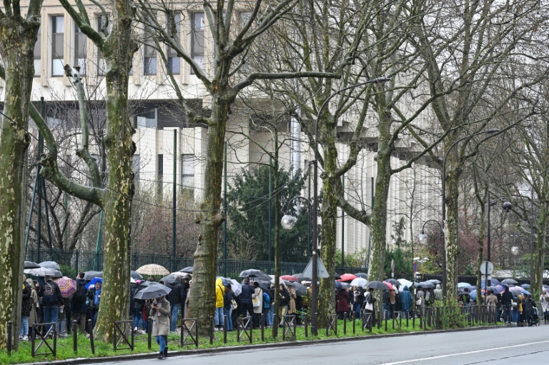  At Russian embassy in Paris, thousands turn out for vote