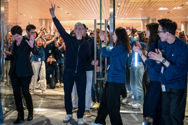  Apple ‘aunties’ greeted with cheers at Shanghai store opening