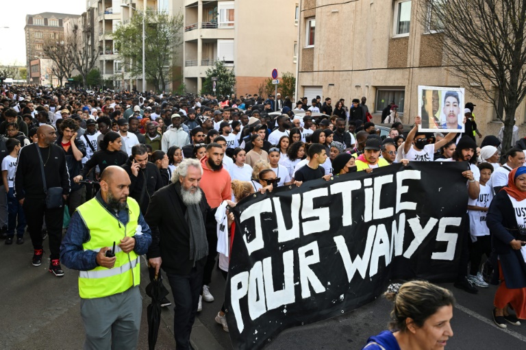  Hundreds march in Paris suburb after youth killed in police chase