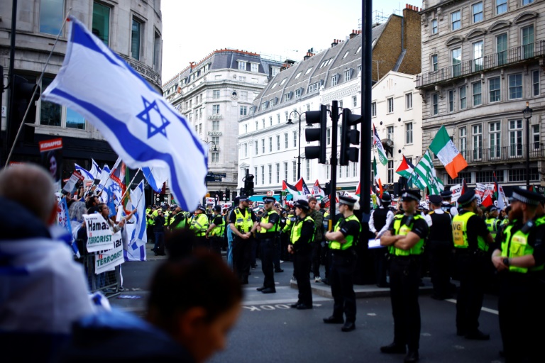  Thousands gather for London pro-Palestinian rally