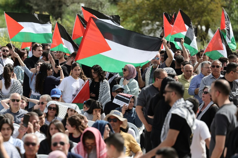  Thousands call for end to Gaza war on Palestinian Land Day