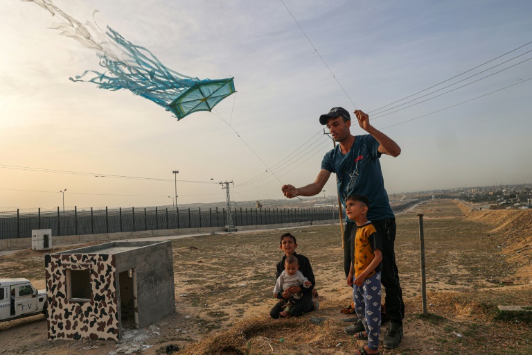  Gaza children fly kites to escape horrors of war