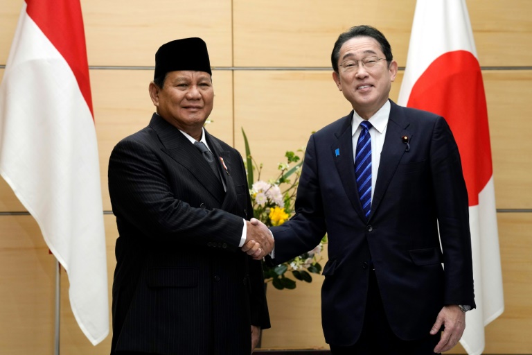  Japan PM talks security with Indonesia’s Prabowo