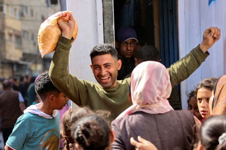  Hundreds of Palestinians queue for bread at reopened bakery