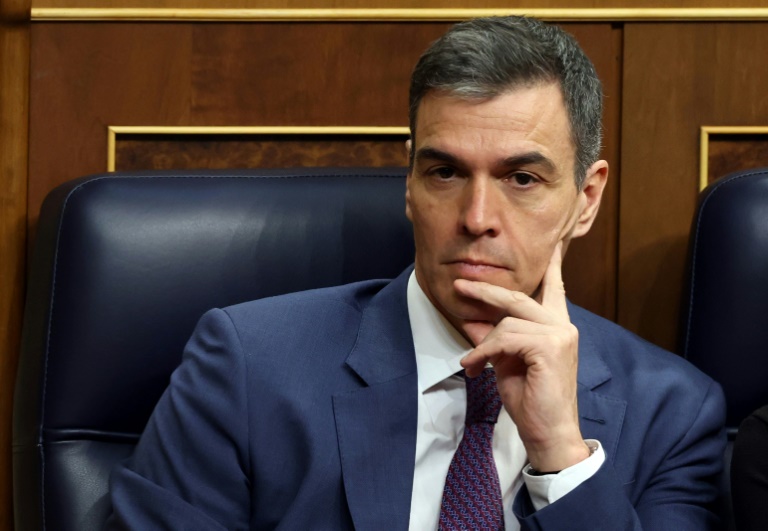  Spanish PM keeps country guessing on his future