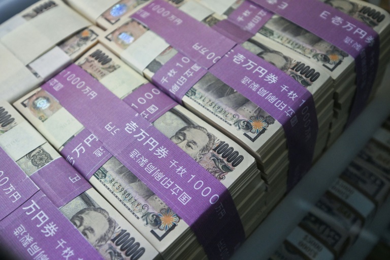  Yen sinks to 34-year low past 160 per dollar