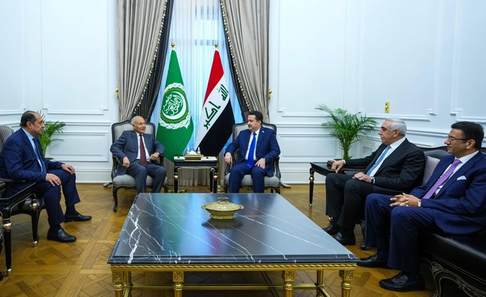 رئيس مجلس الوزراء العراقي يلتقي الأمين العام للجامعة العربية في بغداد
