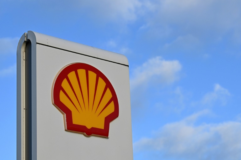  Shell logs sliding profits as revenues sink