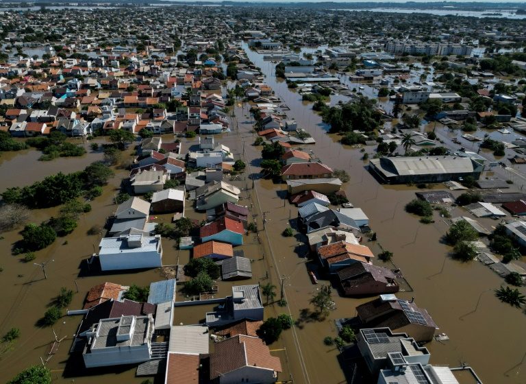  Brazilians queue for precious water as flood damage intensifies